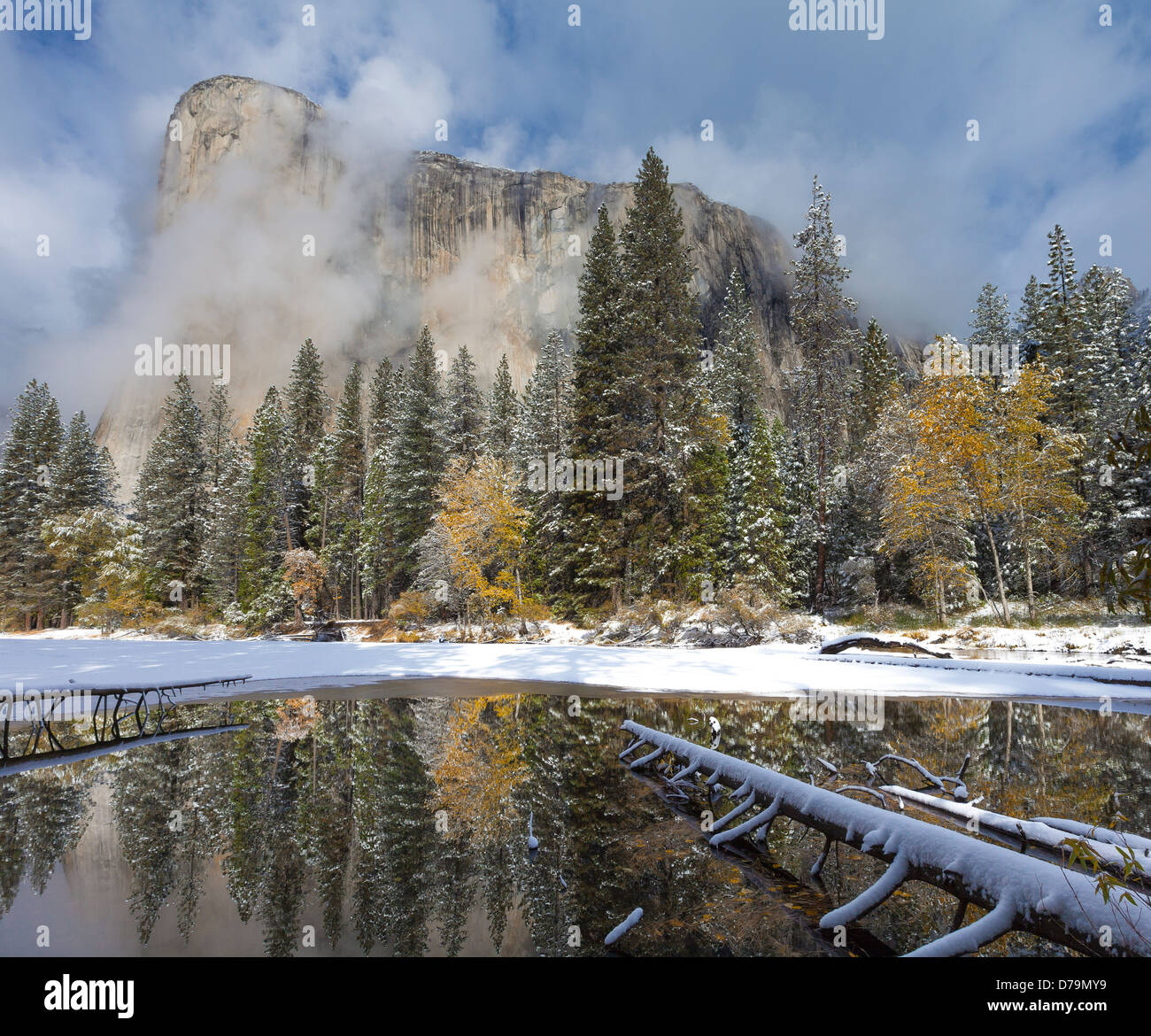 Parco Nazionale di Yosemite in California El Capitan riflette ancora in piscina con neve fresca a Cathedral Beach, Yosemite Valley Foto Stock