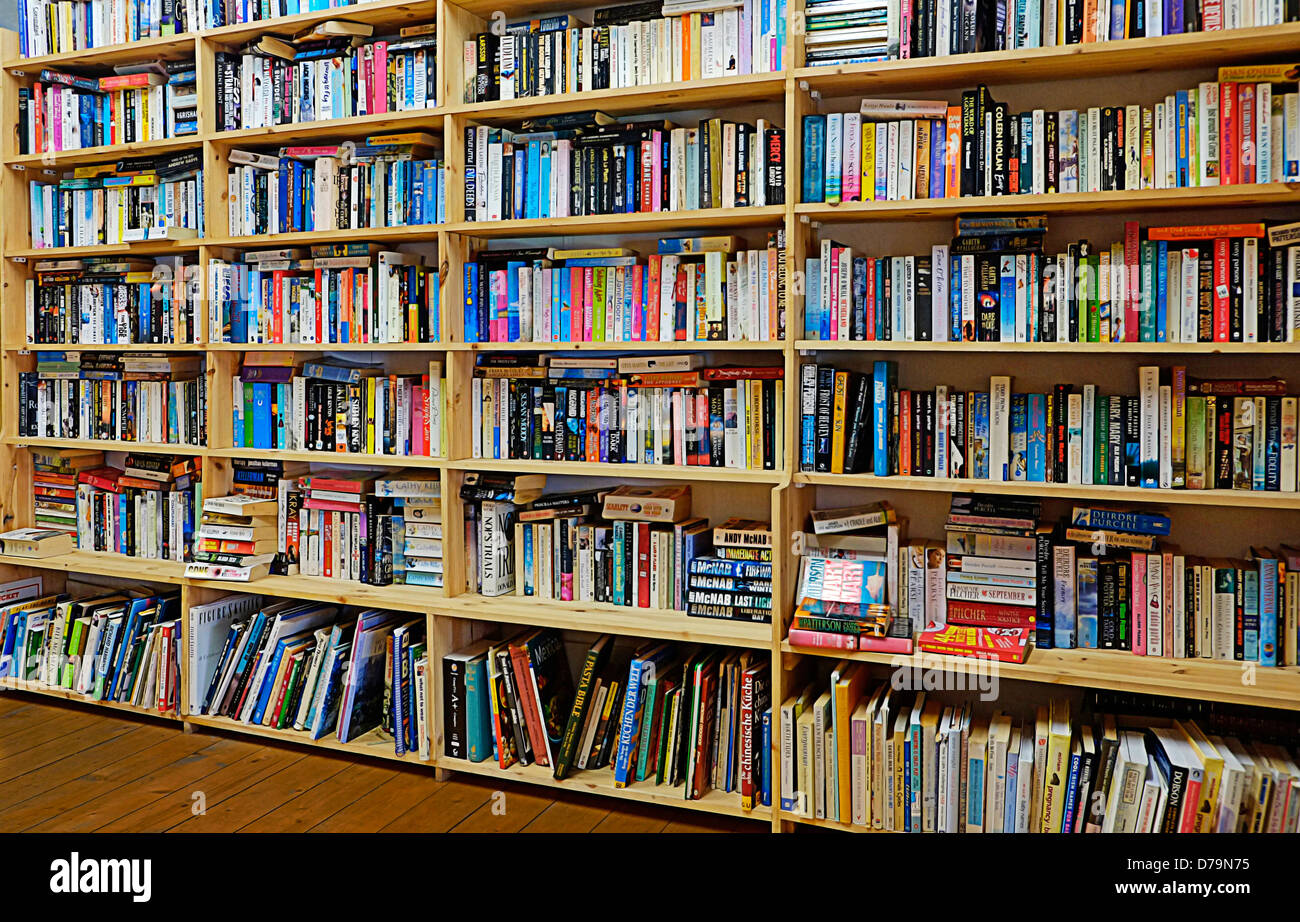 Librerie in una piccola biblioteca in West Cork Irlanda Foto Stock