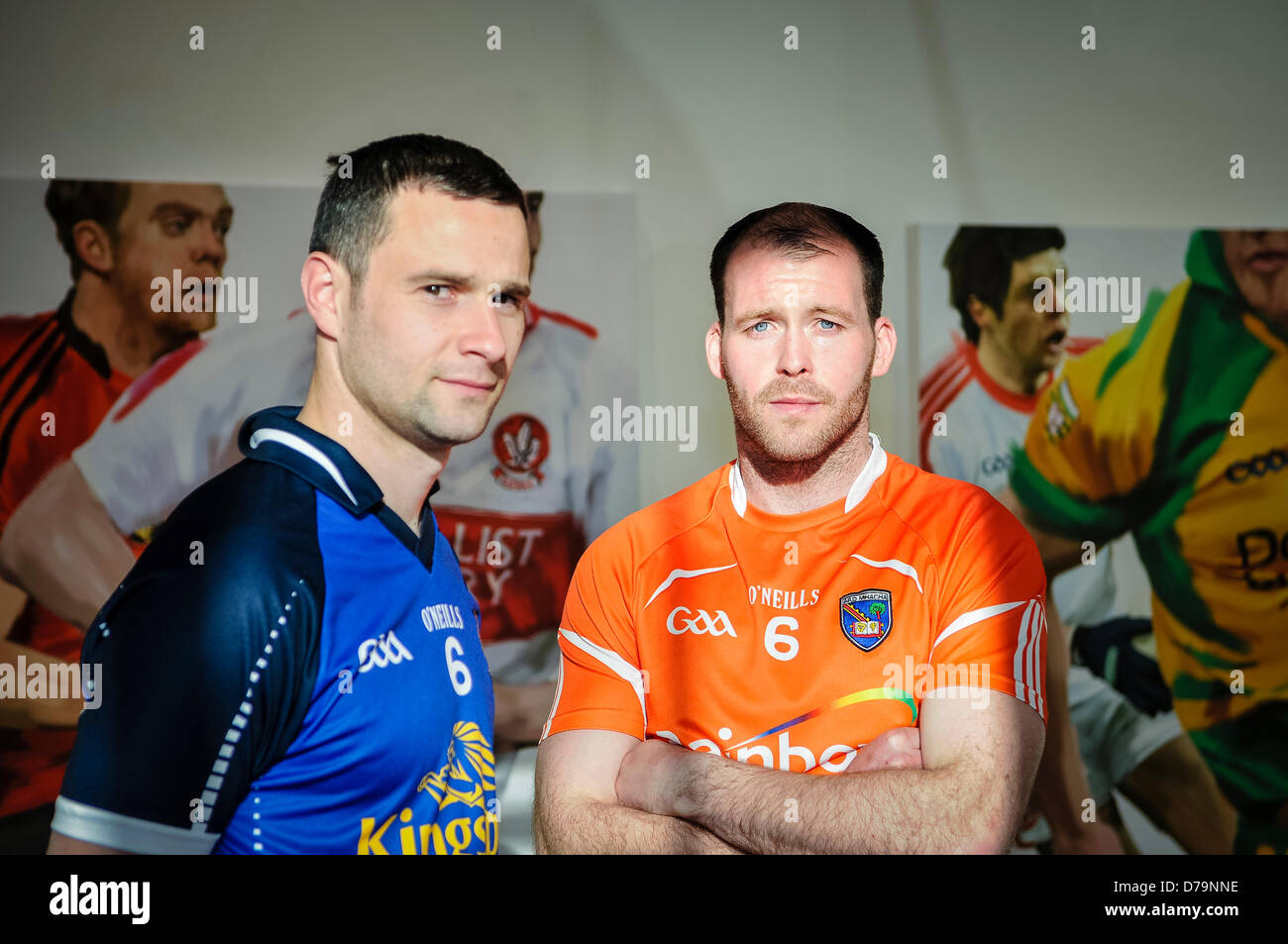 1 maggio 2013, Belfast, Irlanda del Nord. I giocatori provenienti da Cavan e Armagh County team aiutano Ulster GAA lanciare la stagione 2013 Foto Stock