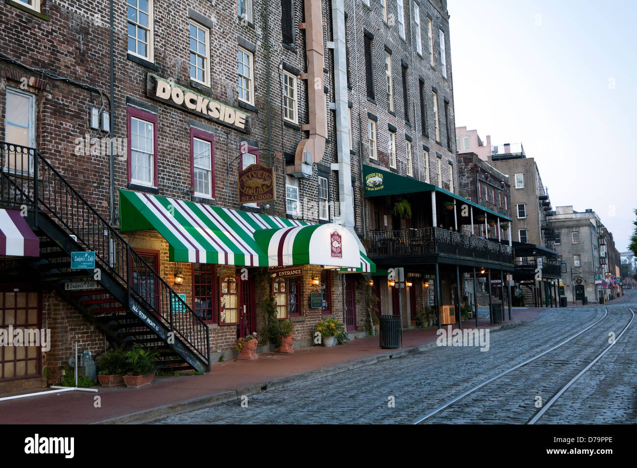 Una vista del centro storico di River Street a Savannah, Georgia Foto Stock