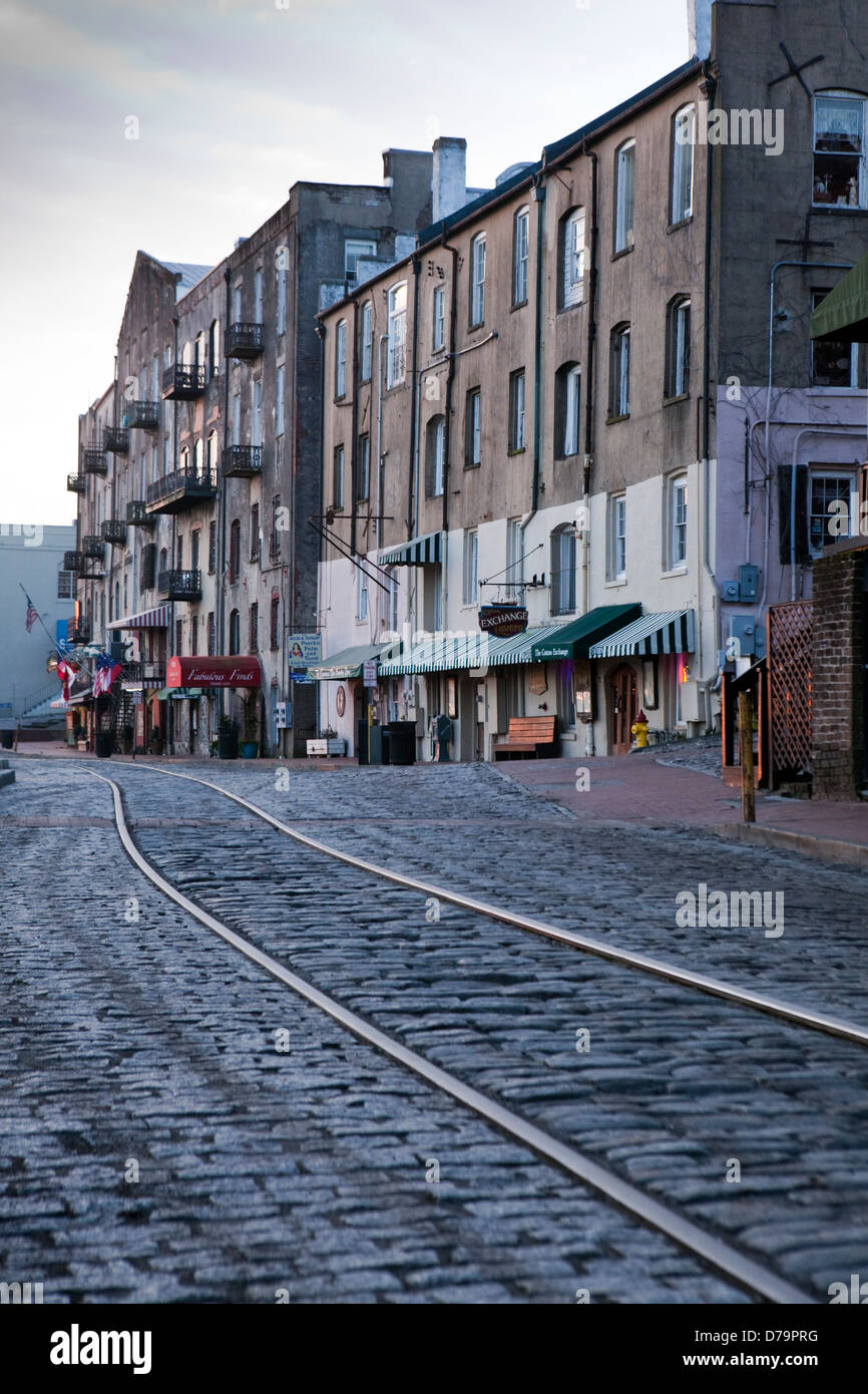 Una vista del centro storico di River Street a Savannah, Georgia Foto Stock