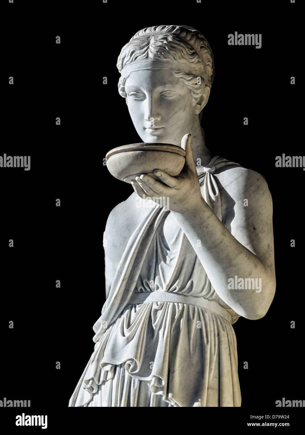 Immagine di knockout di una fanciulla greca tenendo un abbeveratoio statua in marmo Foto Stock