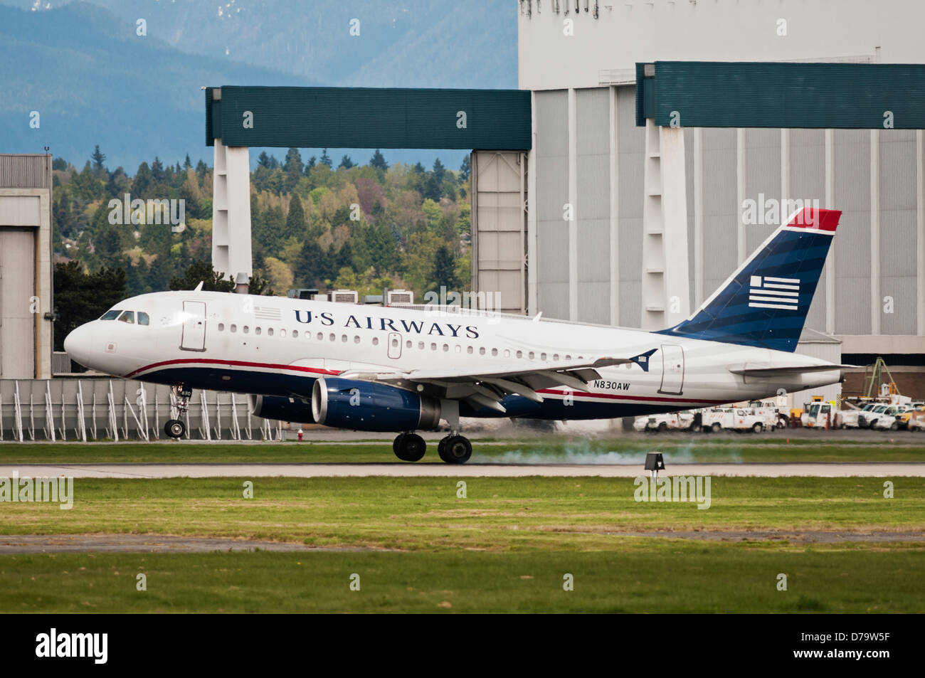 US Airways piano Airbus A319 (A319-132) N830AW in atterraggio a Vancouver International (YVR). Foto Stock