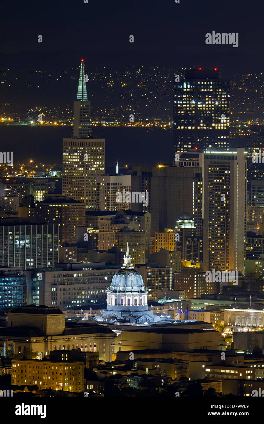 La città di San Francisco Hall con la Skyline di notte sullo sfondo Foto Stock