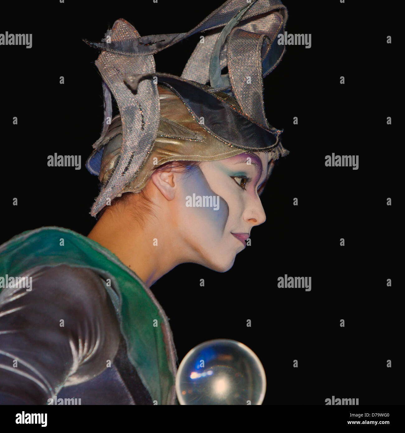 Da le Cirque du Soleil ™ spettacolo di strada durante il festival estivo. Foto Stock