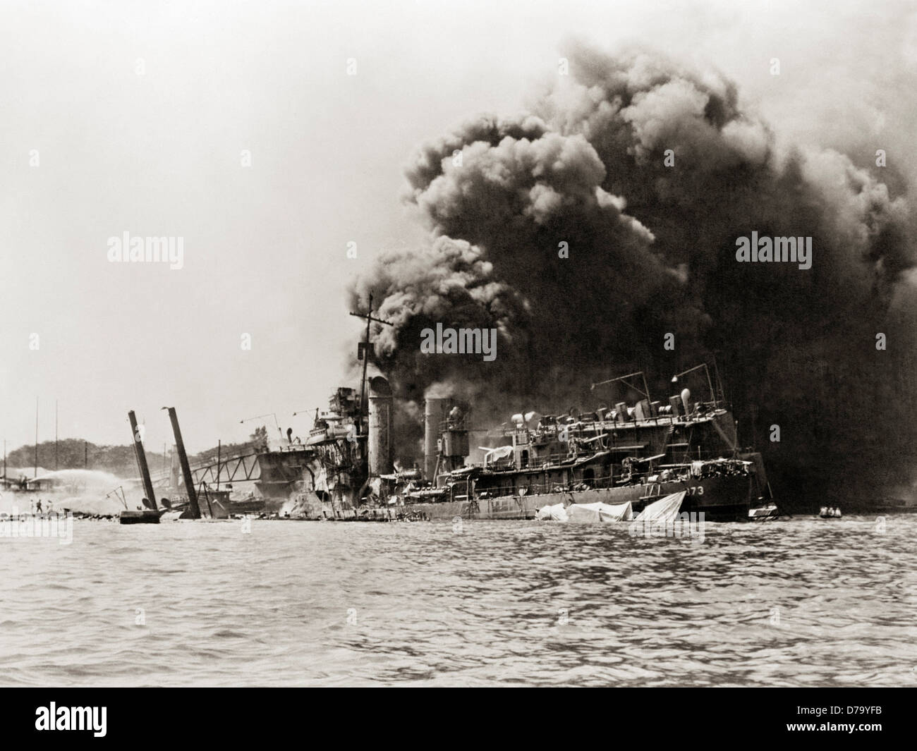 Le navi di affondamento di masterizzazione dopo l attacco a Pearl Harbor Foto Stock