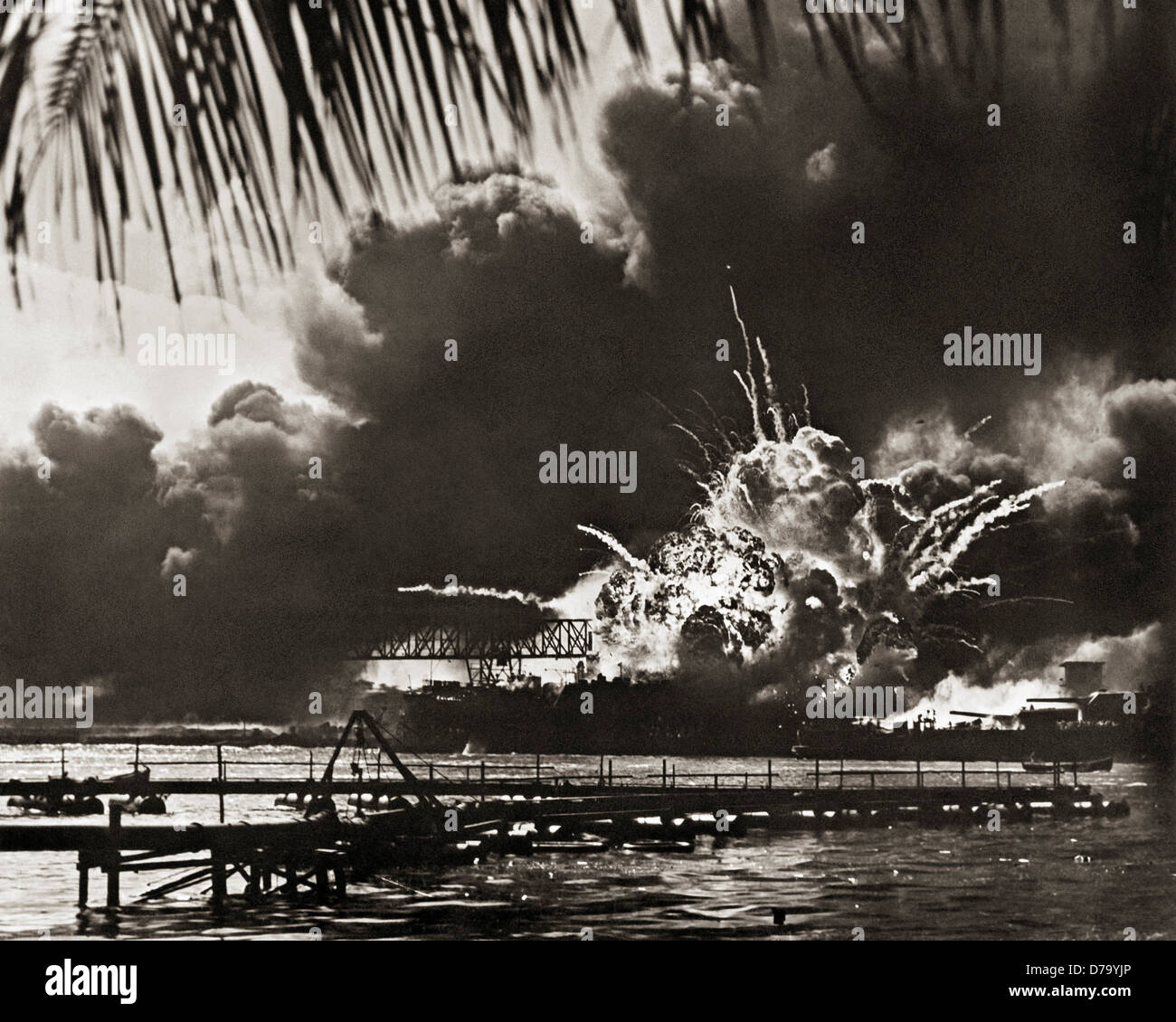 Sorge la palla di fuoco ardente nave Foto Stock