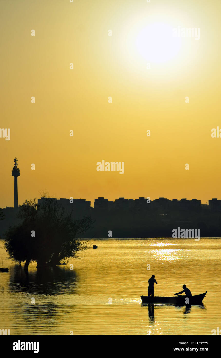 Fisherman sagome contro il tramonto sul fiume Danubio Foto Stock