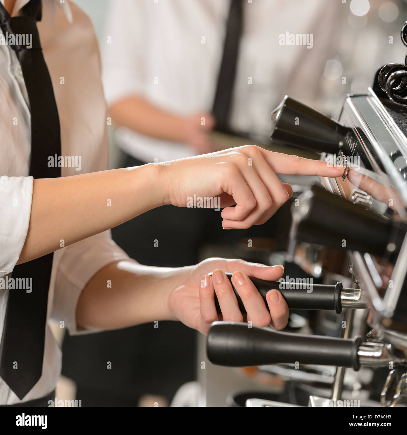 Cameriera di funzionamento macchina espresso caffè in casa Foto Stock