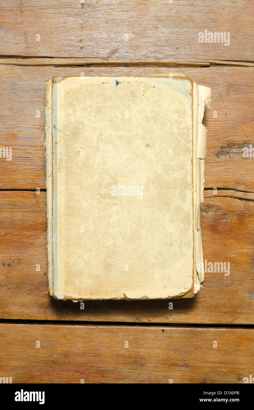 Dettagliata libro antico con coperchio cieco sull'annata tavolo in legno top Foto Stock