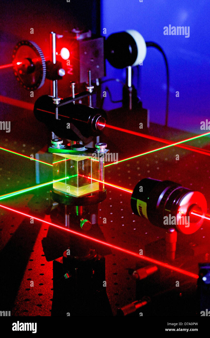 Vari componenti ottici sono allineate usando Eye-Safe laser Foto Stock