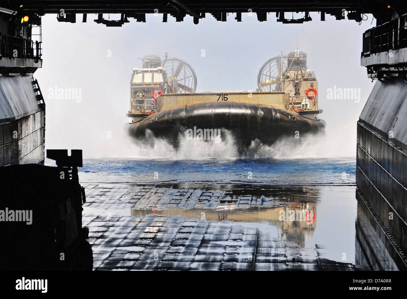 Landing Craft Air Cushion entra ben coperta USS Boxer Foto Stock