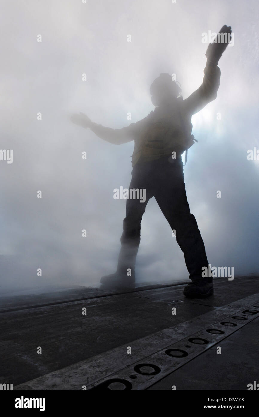 Aviazione di Boatswain Mate dirige il velivolo sulla catapulta Foto Stock