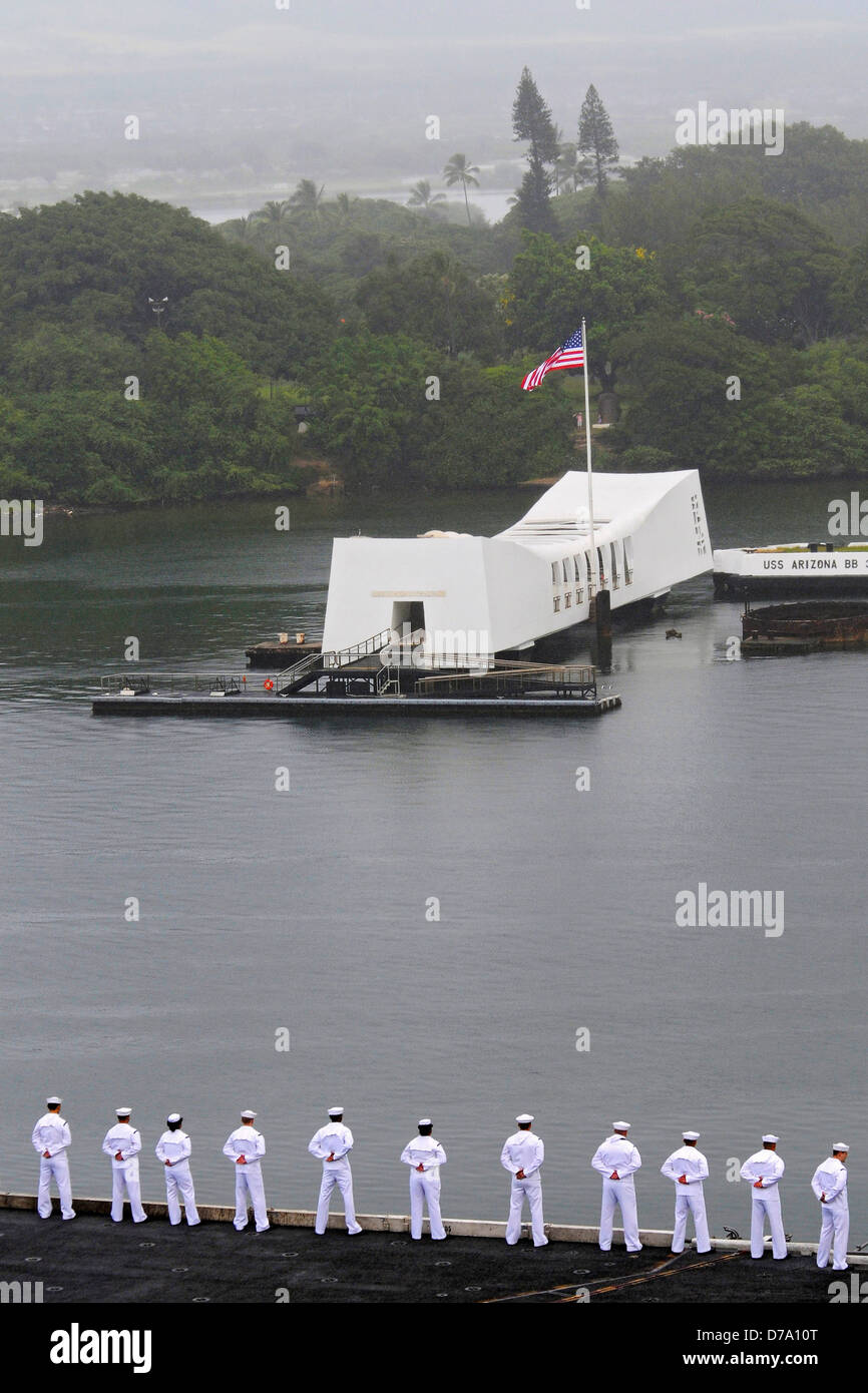 I marinai sulla nave USS Carl Vinson rendere onore a USS Arizona Memorial Foto Stock