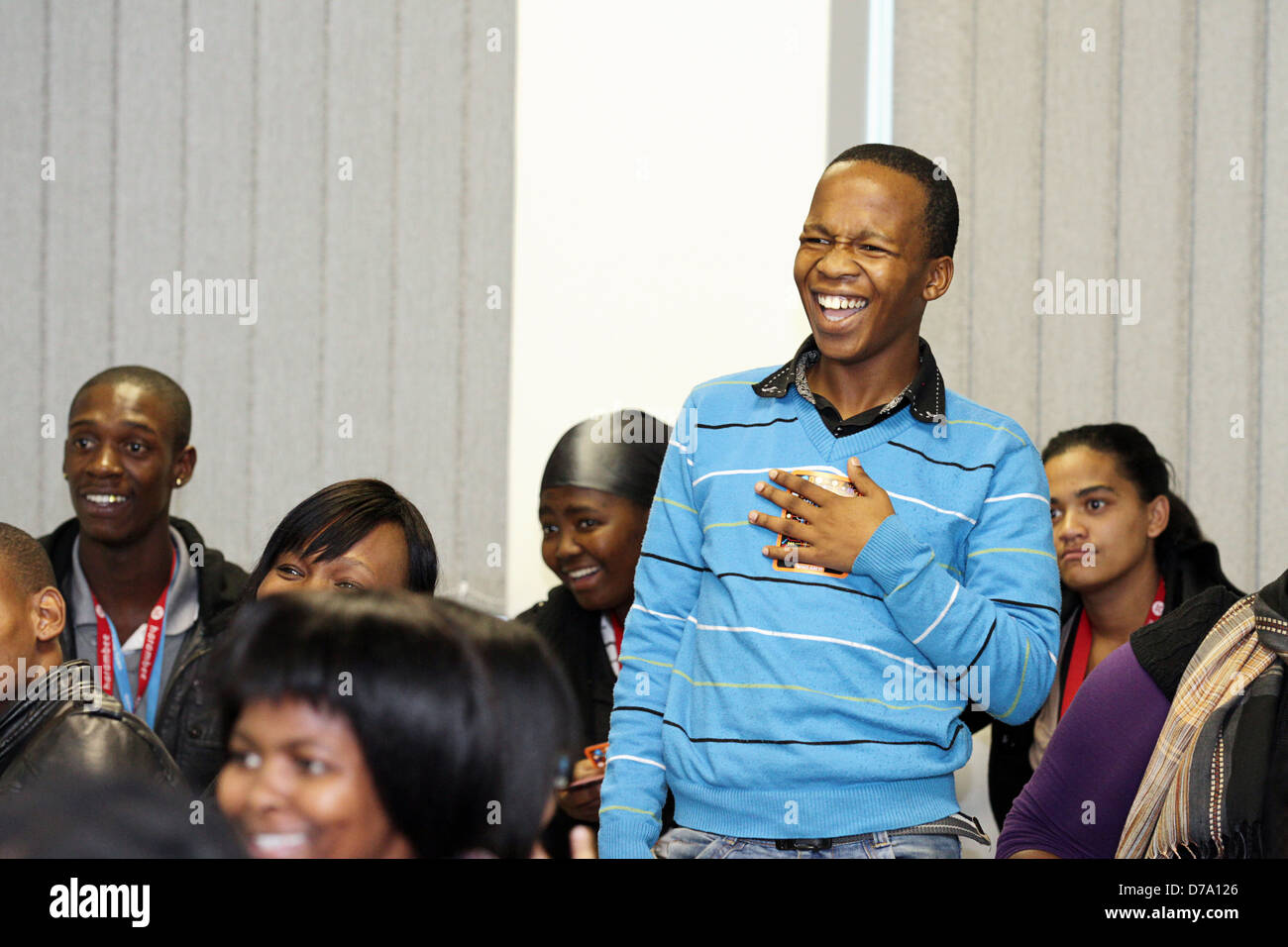 Cape Town in base agli studenti di corsi di formazione per essere entry-level per lavoratori di ridere durante una sessione di formazione Foto Stock