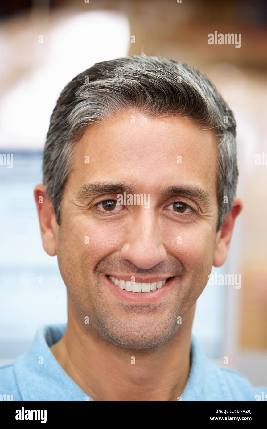 Uomo al terminale di computer nel magazzino di distribuzione Foto Stock