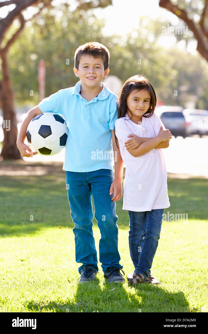 Due bambini che giocano a calcio insieme Foto Stock