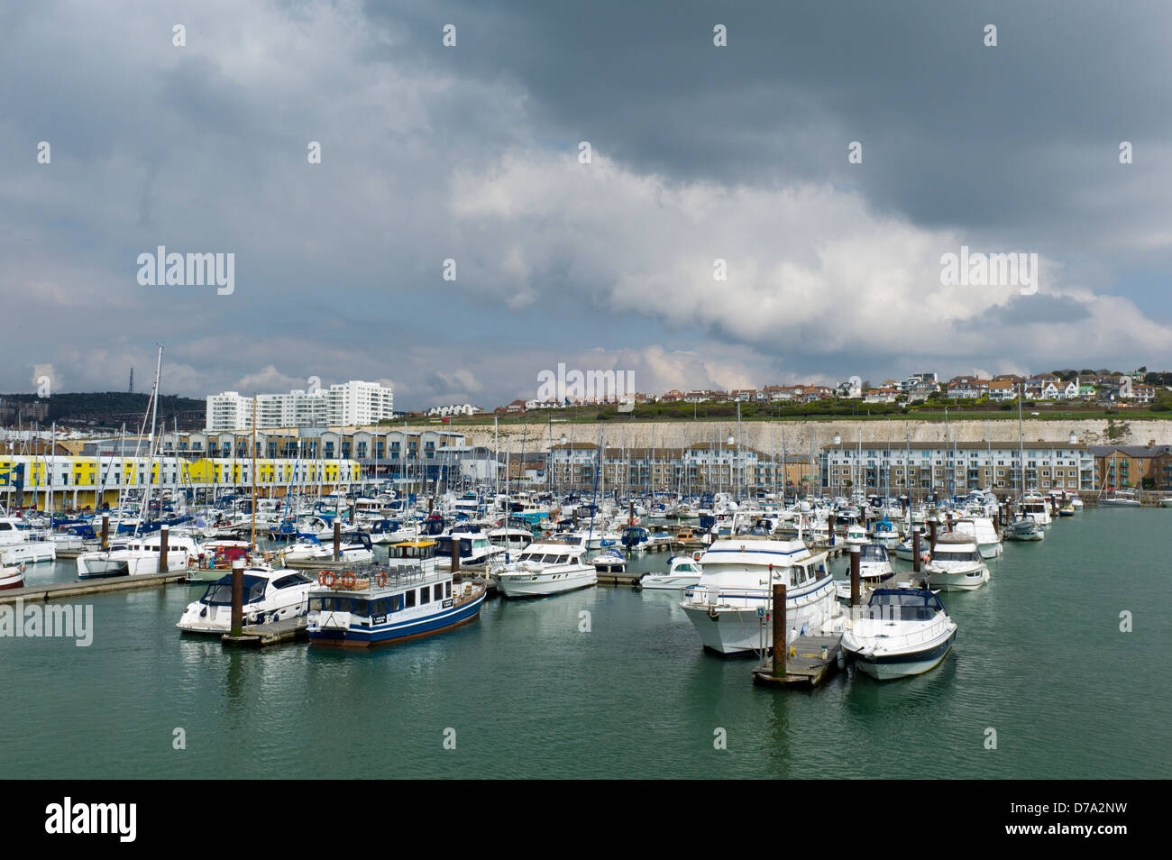 Barche ormeggiate nel porto turistico, Brighton, Regno Unito Foto Stock