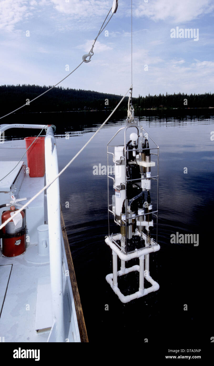 USGS limnologist distribuzione di un multi-parametro colonna d'acqua profiler nel lago Payette in west-Idaho centrale. Foto Stock