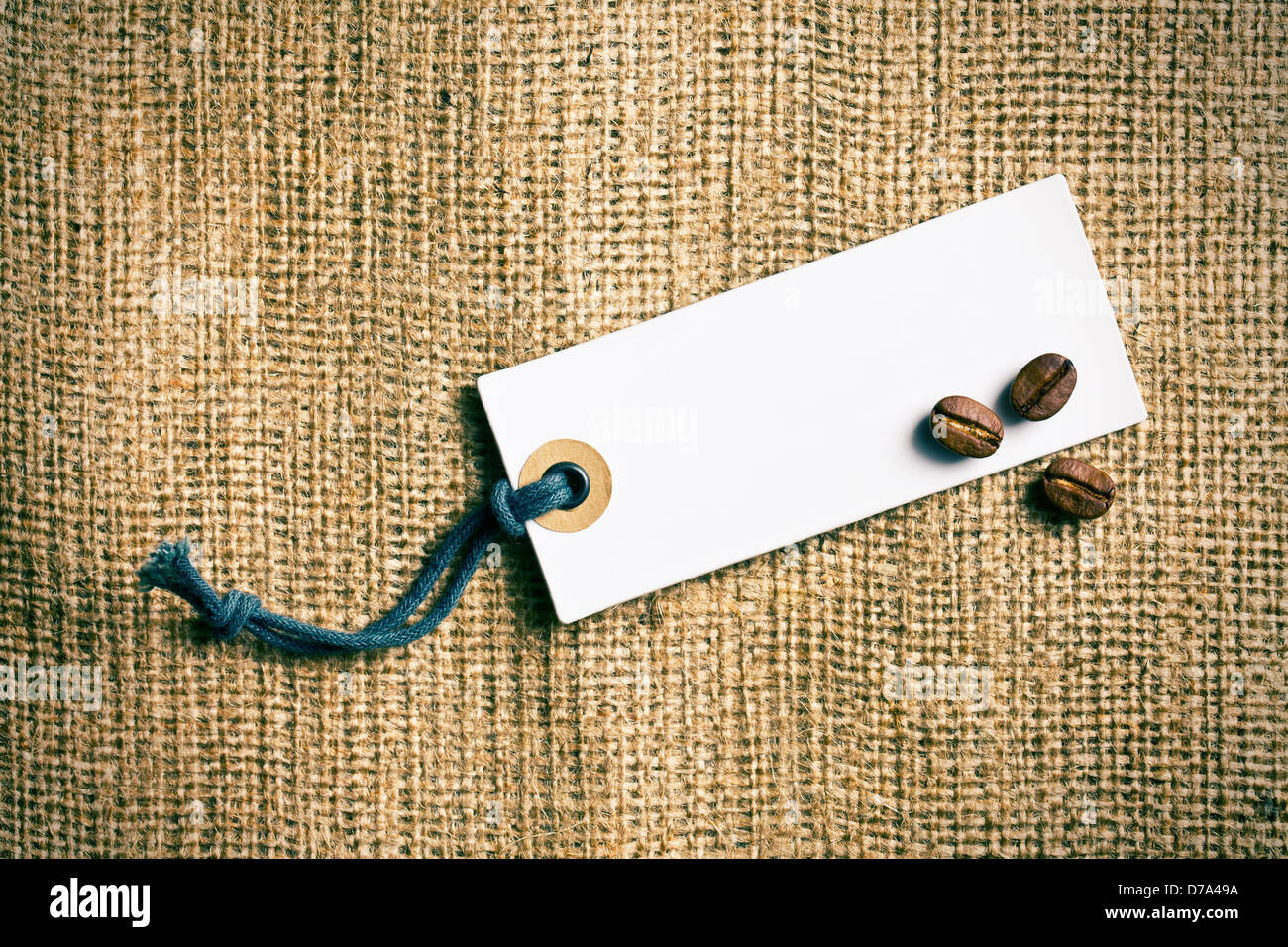 I chicchi di caffè e prezzo di etichetta su tela Foto Stock