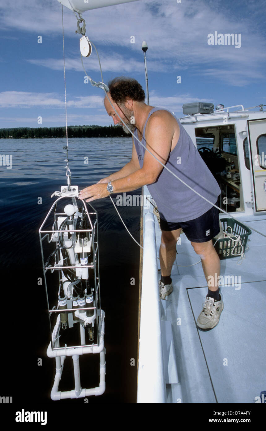 USGS limnologist distribuzione di un multi-parametro colonna d'acqua profiler nel lago Payette in west-Idaho centrale. Foto Stock