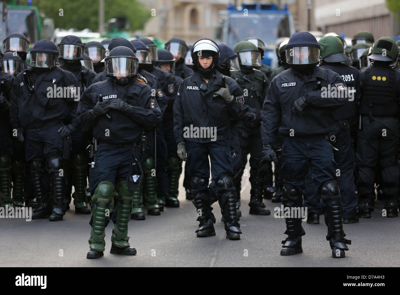 Gli ufficiali di polizia frequentare il rivoluzionario giorno di maggio manifestazione a Berlino-Kreuzberg, Germania, 01 maggio 2013. Foto: Kay Nietfeld Foto Stock