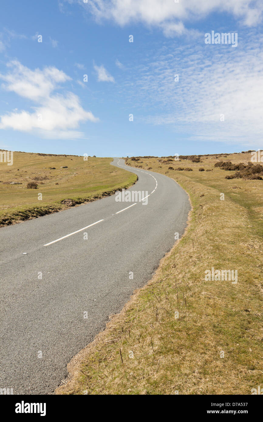 Svuotare country road Parco Nazionale di Dartmoor, Devon, Inghilterra, Regno Unito Foto Stock