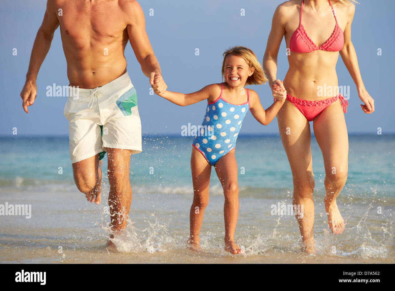 Famiglia Divertendosi in mare sulla spiaggia vacanze Foto Stock