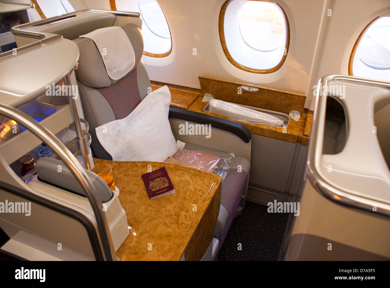 La Business Class di posti a sedere su Airbus A380 upper deck Foto stock -  Alamy