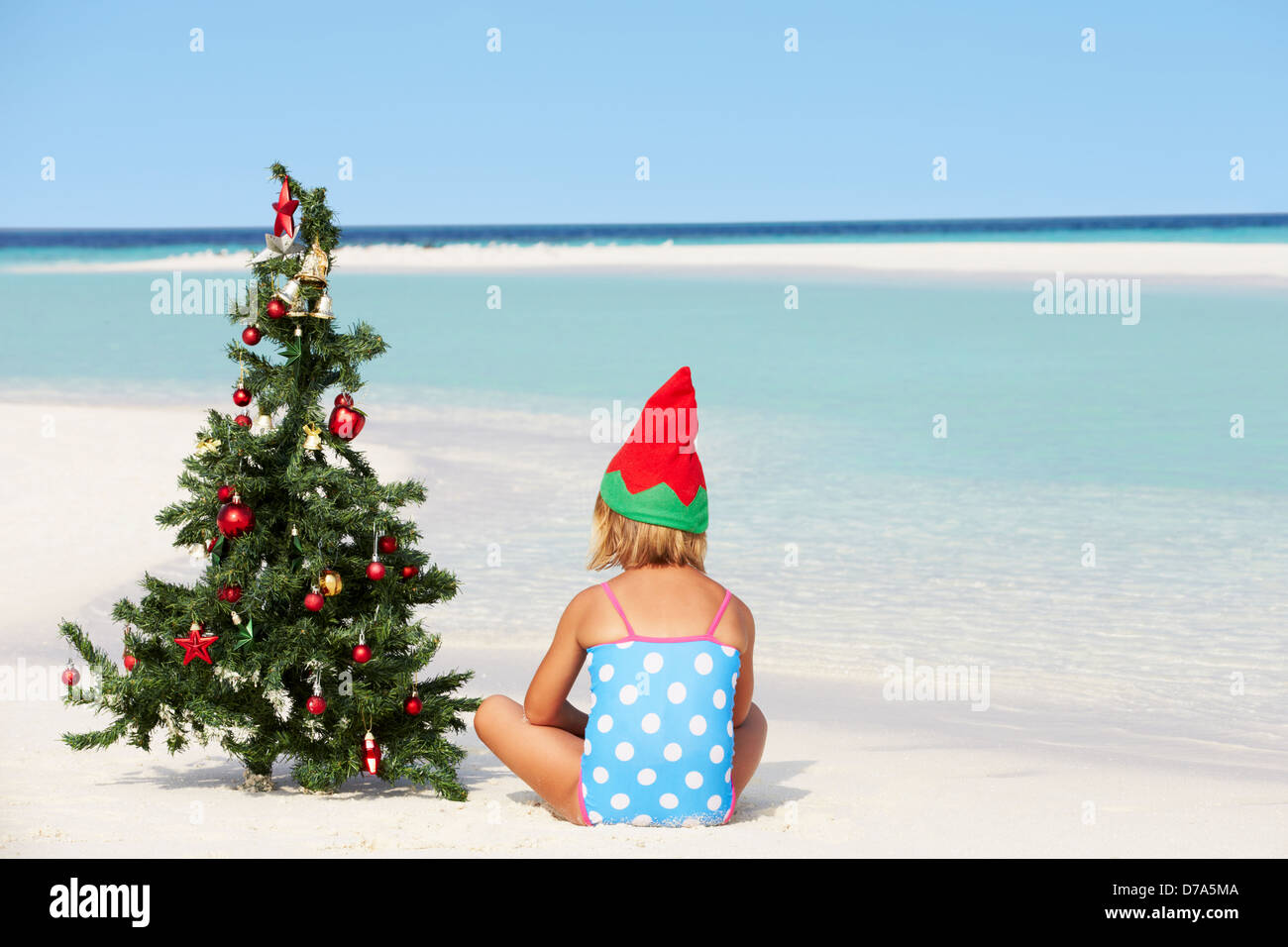 Albero Di Natale Estivo.Ragazza Seduta Sulla Spiaggia Con Albero Di Natale E Hat Foto Stock Alamy