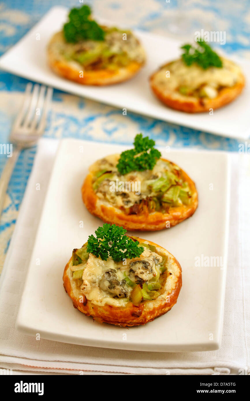 Tortine con porri e formaggio blu. Ricetta disponibile. Foto Stock