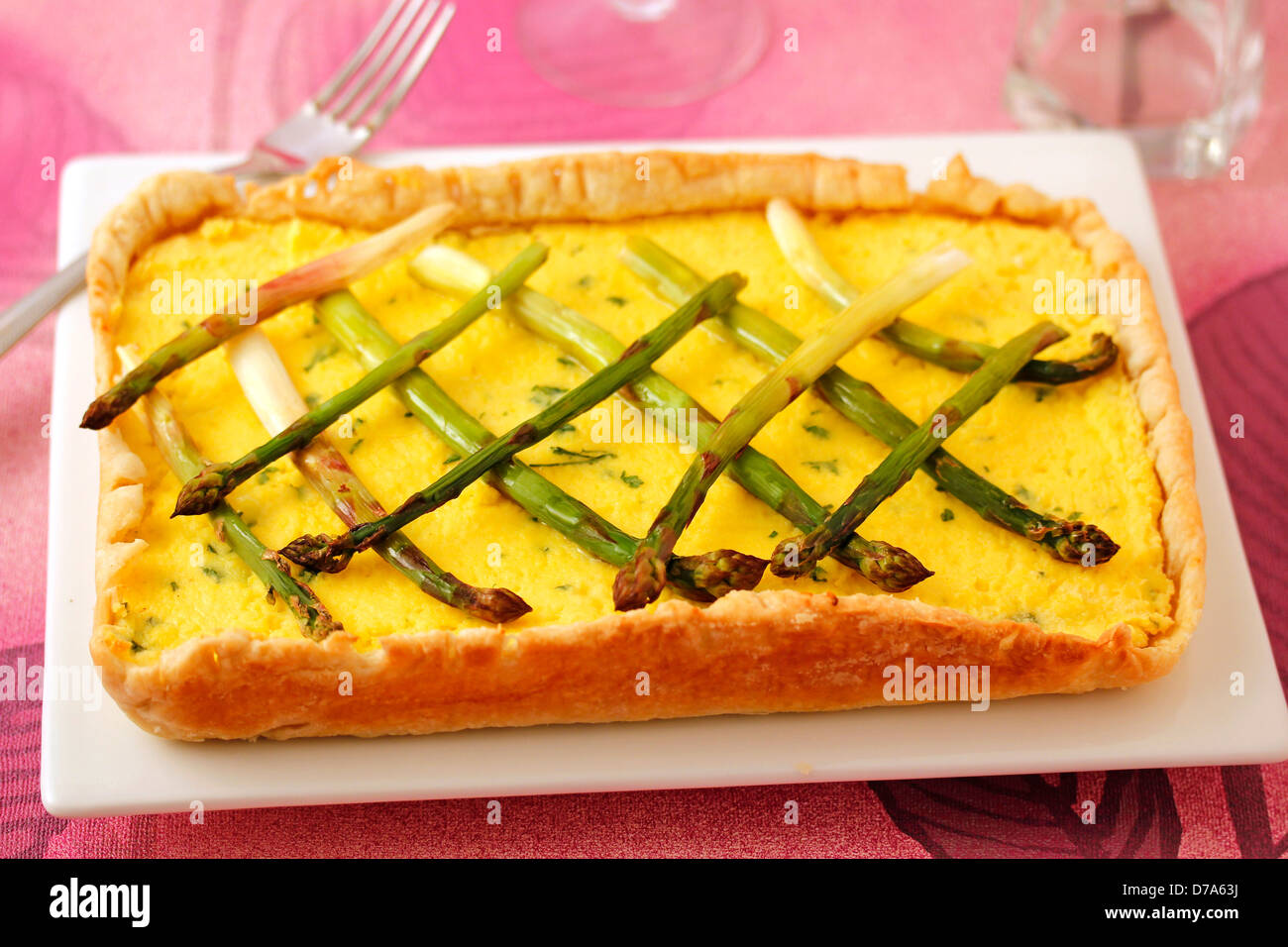 Pasta sfoglia con formaggio e asparagi. Ricetta disponibile. Foto Stock