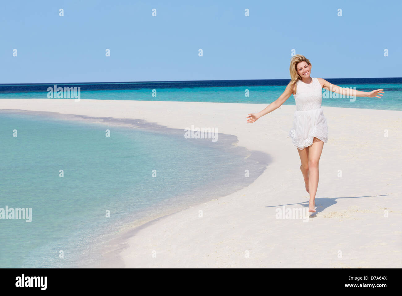 La donna in esecuzione sulla bella spiaggia tropicale Foto Stock