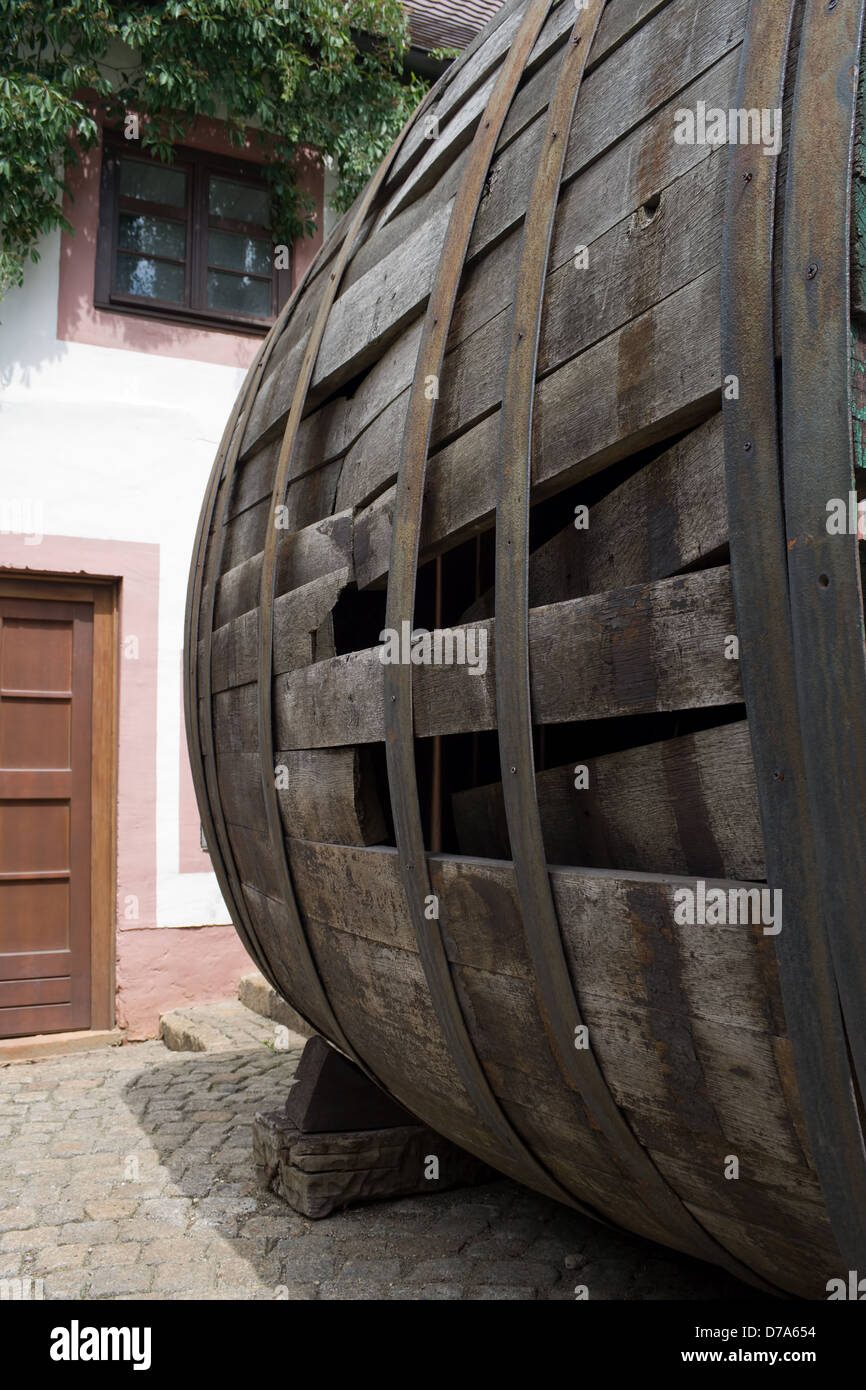 Molto vecchia grande botte di vino, di forma ovale,vista laterale Foto Stock