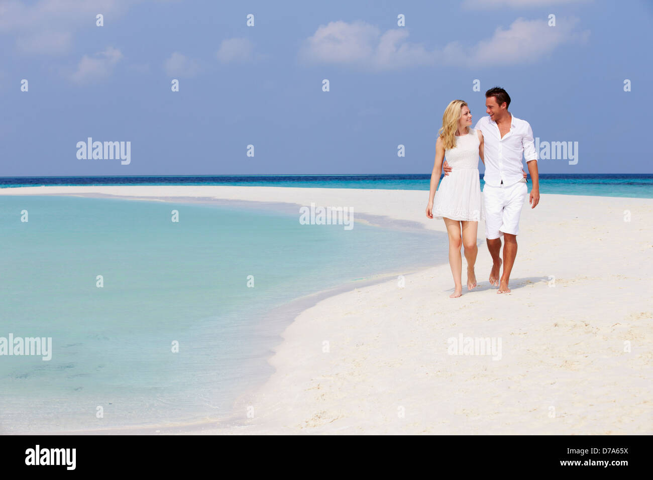 Coppia romantica camminando sulla bella spiaggia tropicale Foto Stock