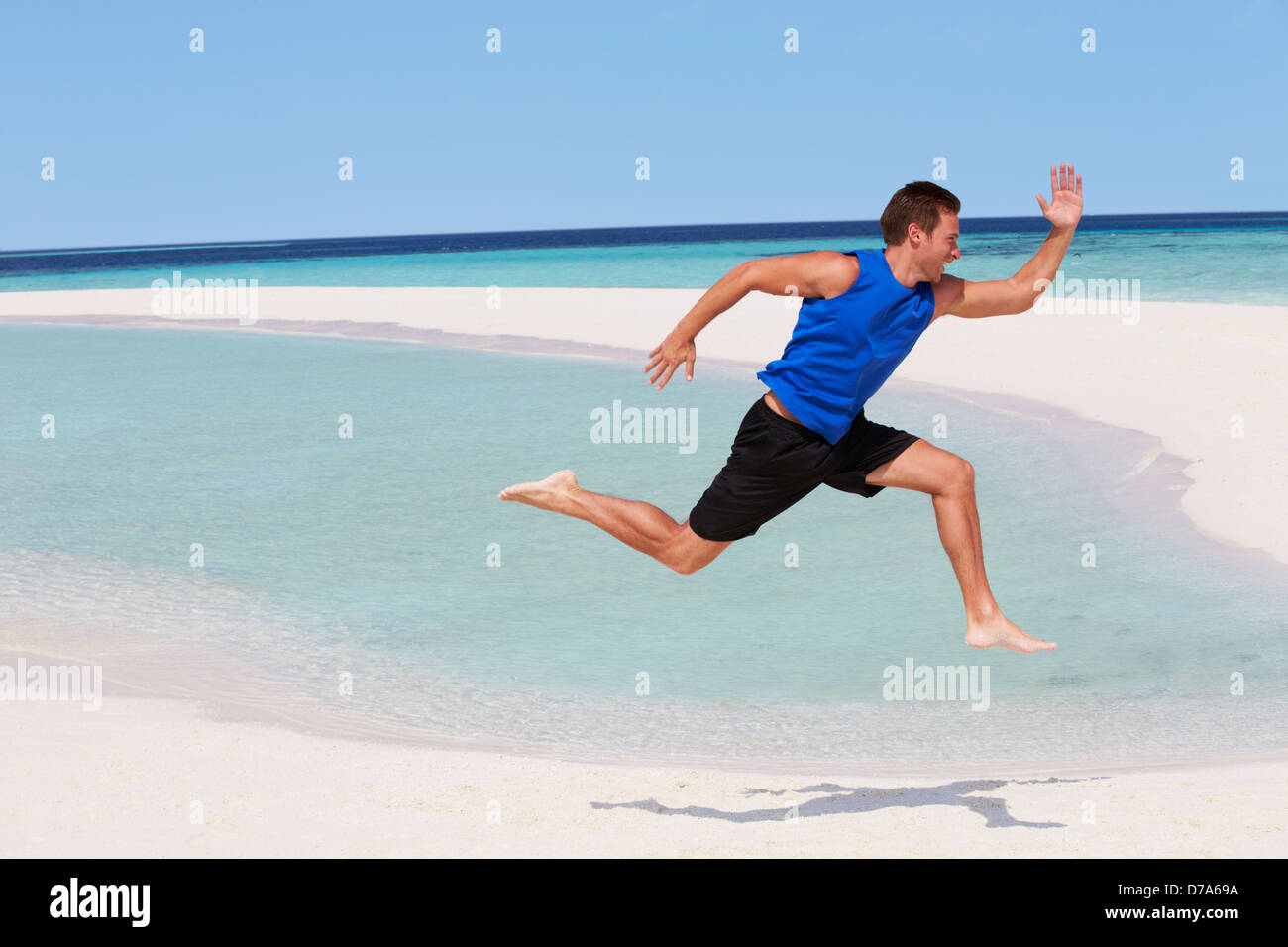 L'uomo esercita sulla bellissima spiaggia Foto Stock