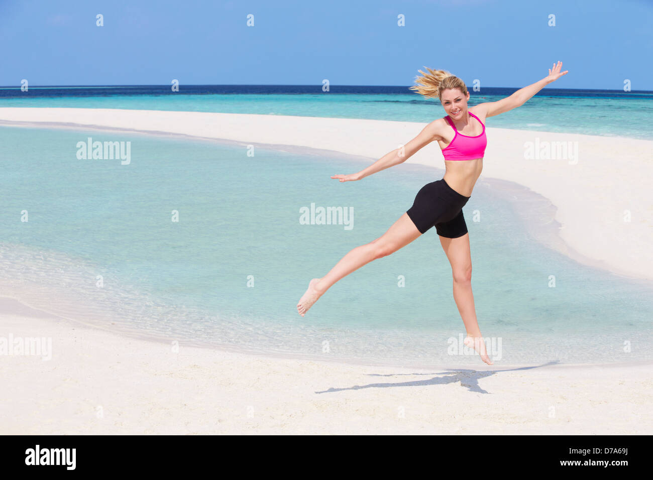 Donna che esercitano sulla bellissima spiaggia Foto Stock