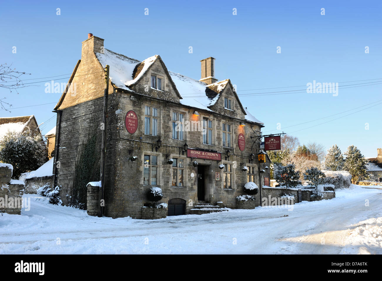 Un tradizionale pub inglese in inverno - Le Rose & Crown nel villaggio di Nympsfield nel GLOUCESTERSHIRE REGNO UNITO Foto Stock