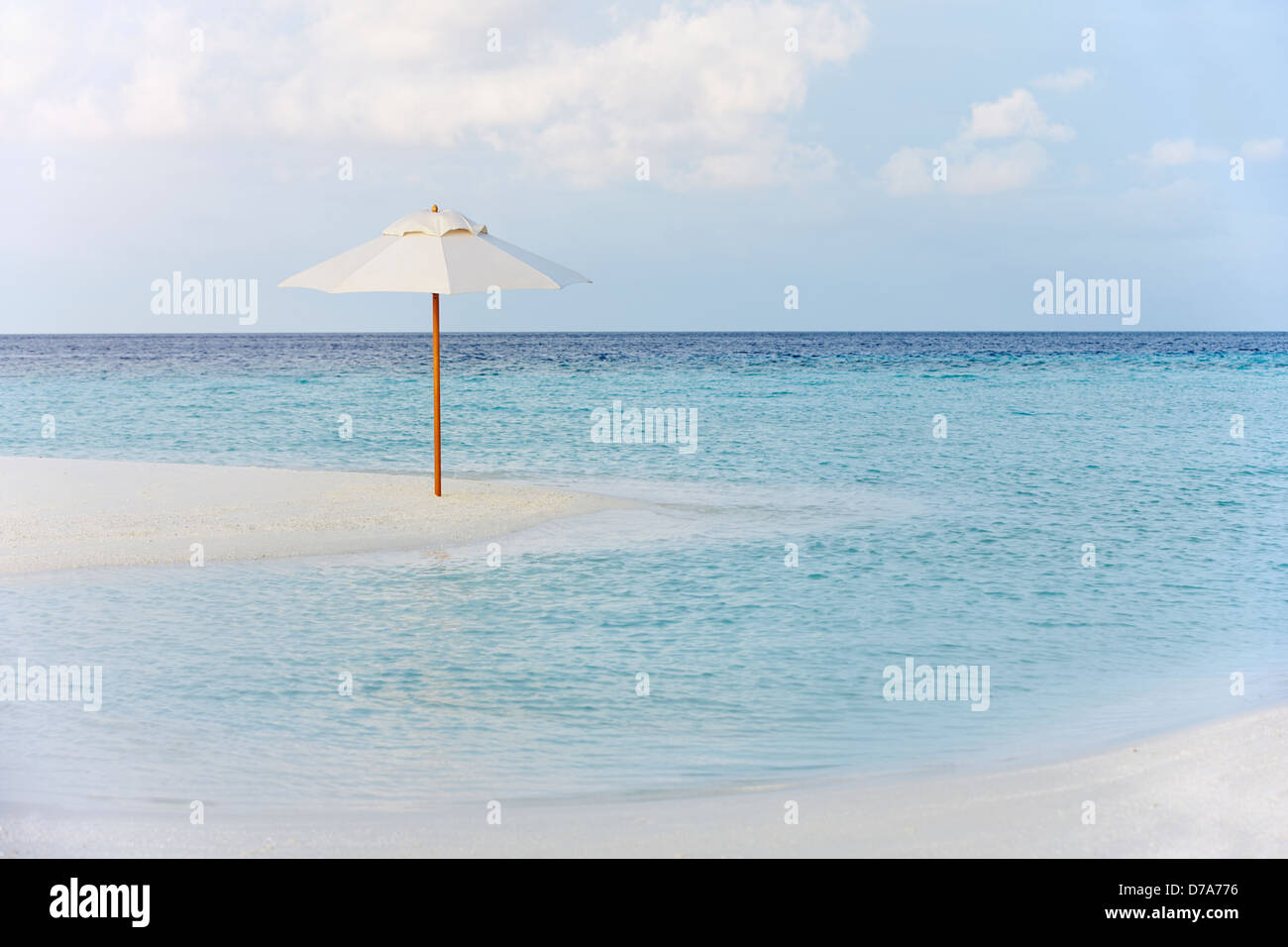 Bella spiaggia deserta con ombrellone Foto Stock