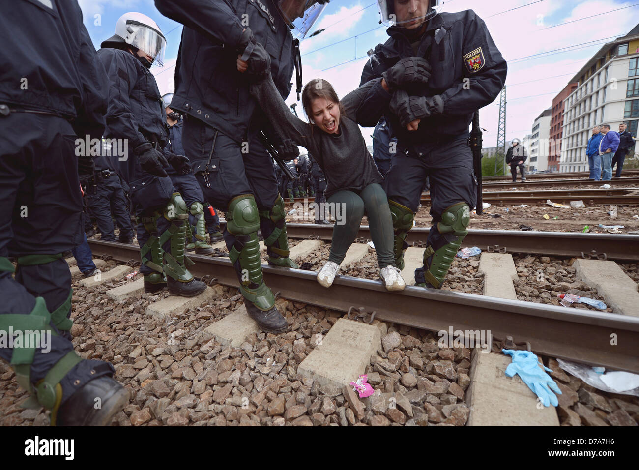 Francoforte sul Meno, Germania, 01 maggio 2013. Un dimostrante che blocchi le vie a Ostbahnhof, viene portato via dalla polizia a Francoforte sul Meno, Germania, 01 maggio 2013. L'estrema destra NPD ha voluto dimostrare nei confronti dell'euro presso la stazione di Ostbahnhof. Più di dieci di sinistra dei gruppi avevano annunciato proteste del contatore. Foto: ANDREAS ARNOLD/DPA/Alamy Live News Foto Stock