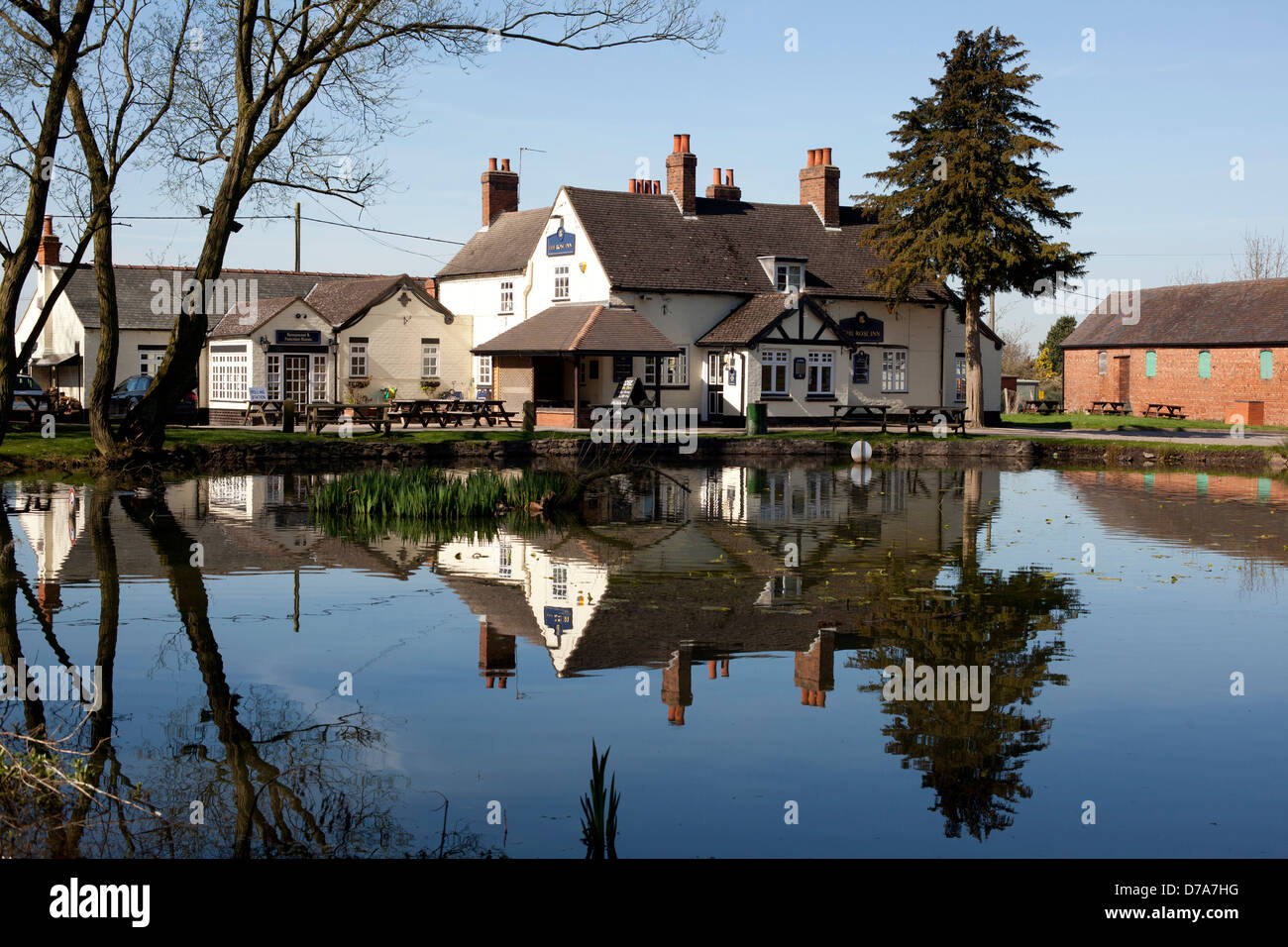 La Rose Inn, Baxterley, una public house set nella ex città mineraria nel nord Warwickshire. Il pub è utilizzato come stazione di polling. Foto Stock