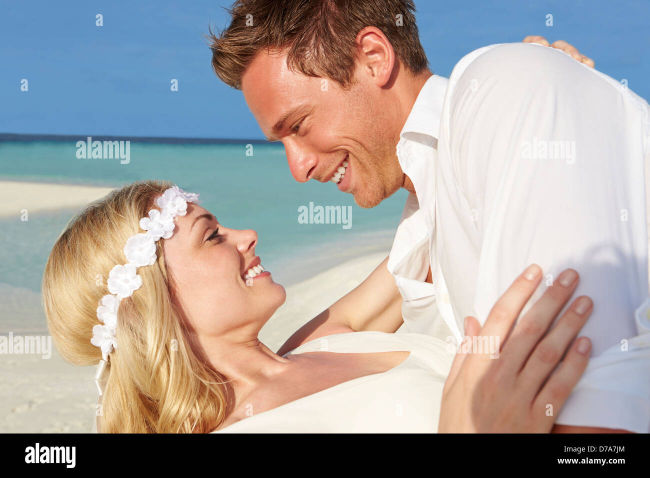 Matura in un bel matrimonio sulla spiaggia Foto Stock