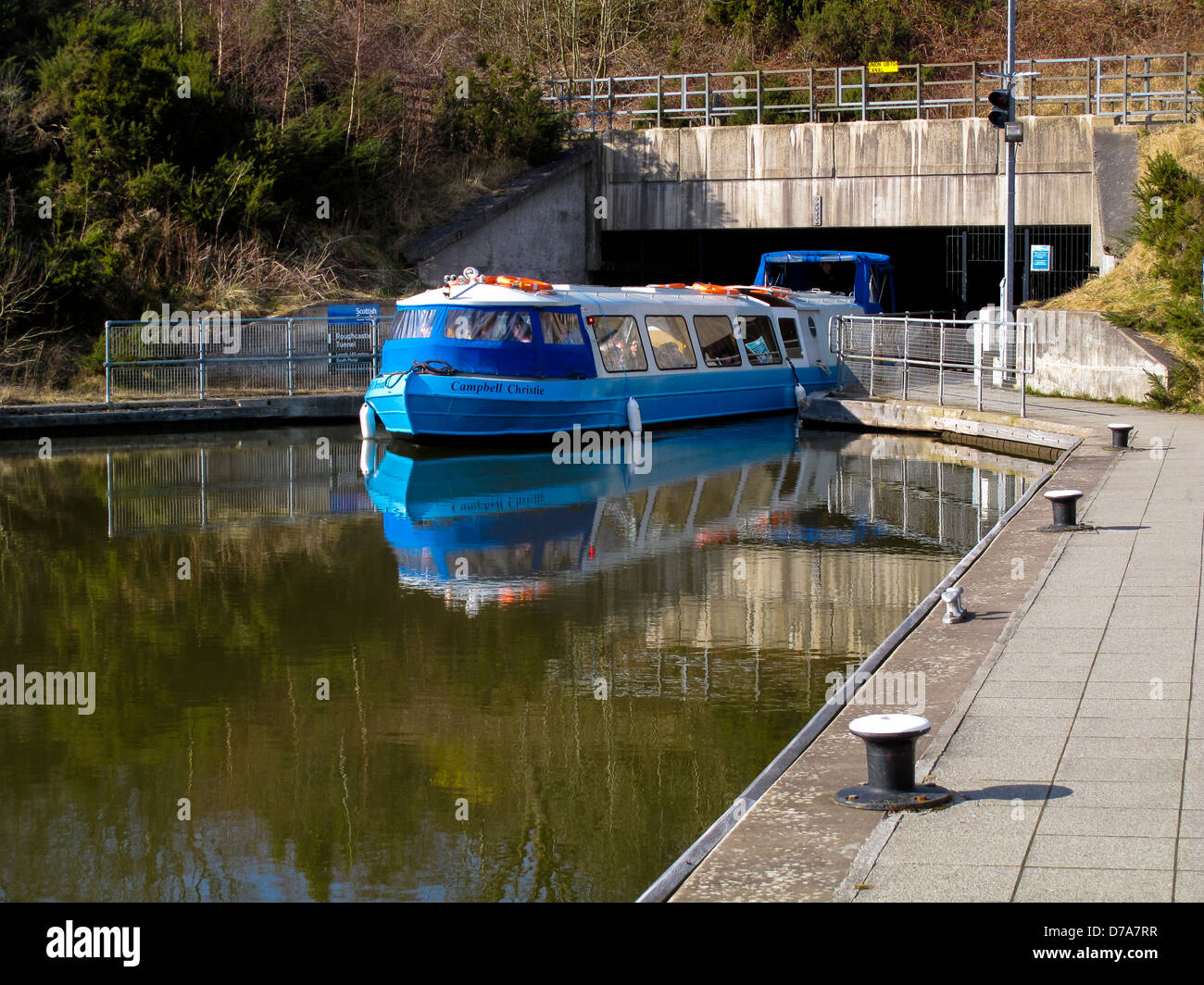 Tour in barca viaggio emergenti dal Rough Castle tunnel Union Canal Falkirk Foto Stock