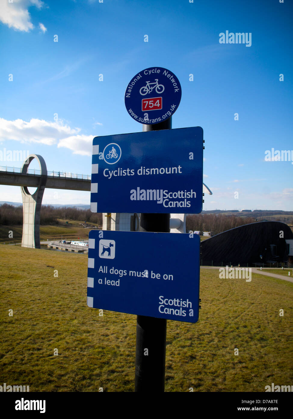 I ciclisti smontare il segno sul ciclo di sustrans percorso di rete a Falkirk Wheel Foto Stock