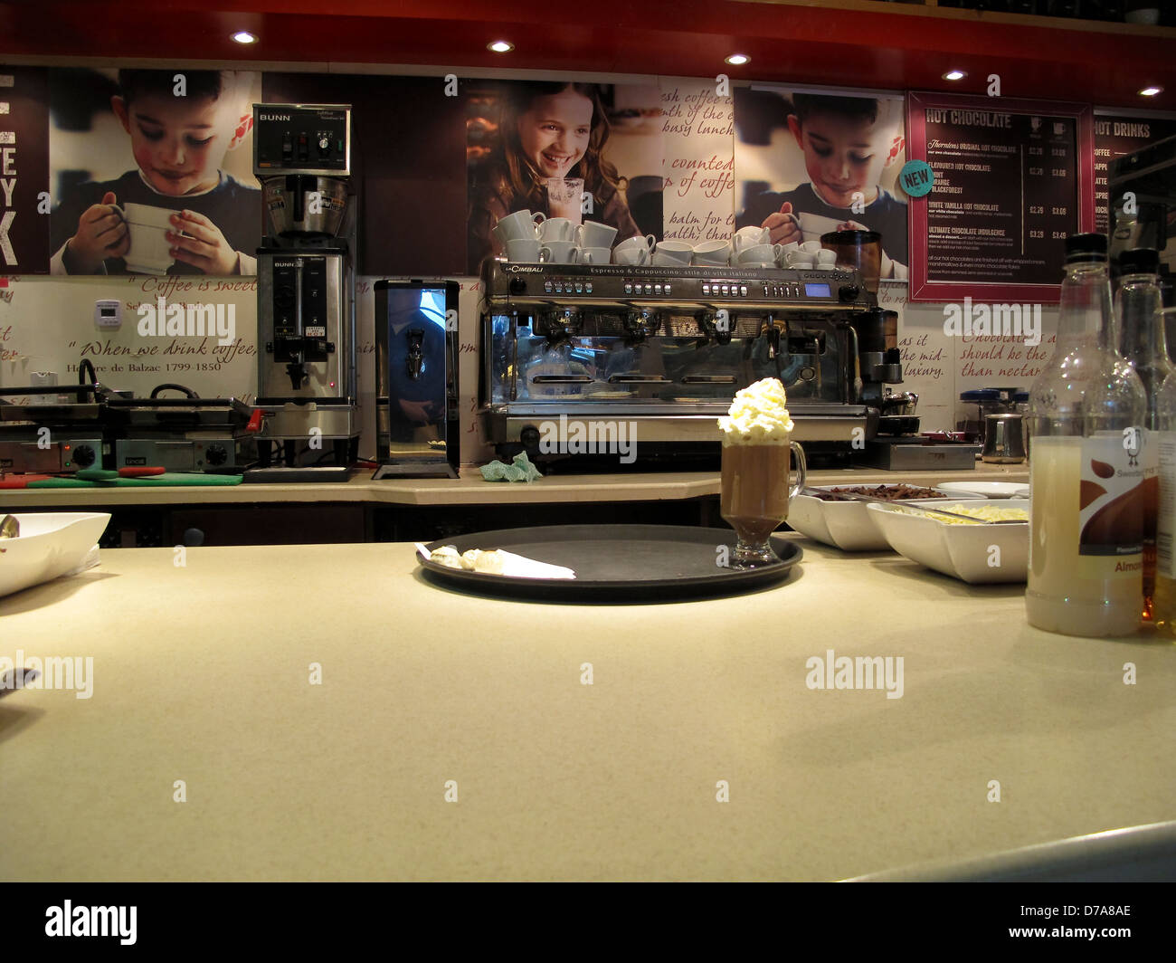 Coffee bar contatore con cioccolata calda Foto Stock Coffee bar contatore con cioccolata calda Foto Stock