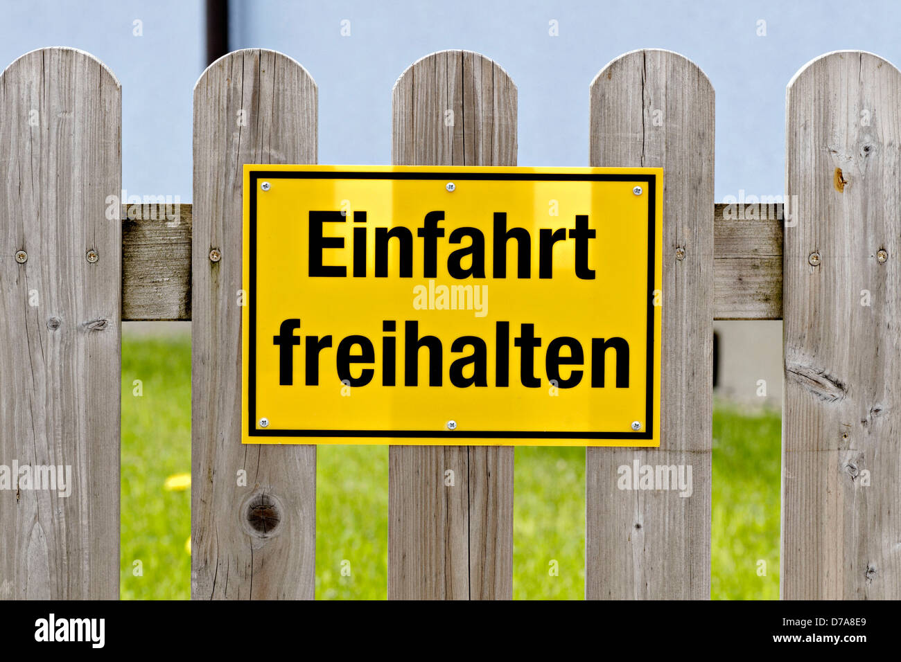 Tedesco freihalten Einfahrt ( mantenere chiaro ) Nessun segno di parcheggio su legno Picket Fence Foto Stock