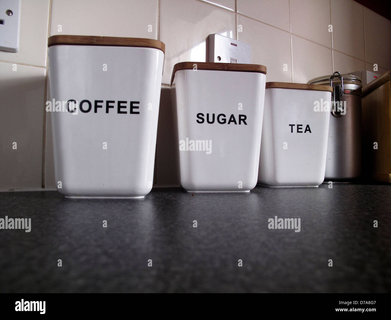 Cucina vasetti di archiviazione sul piano di lavoro Foto Stock