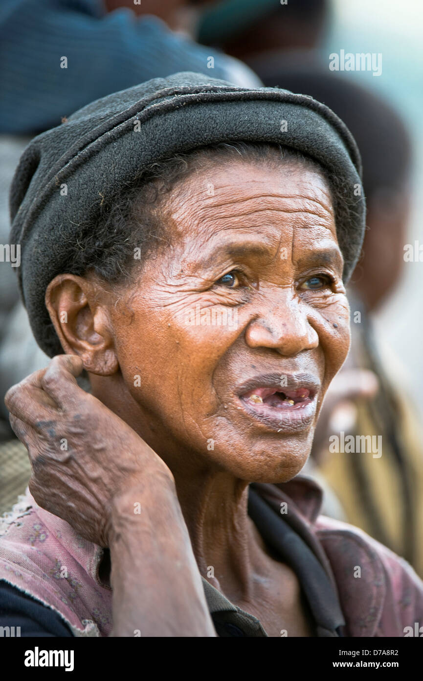 Anziani donna malgascia tribù Betsileo vicino Ambositra altopiani centrali del Madagascar Foto Stock