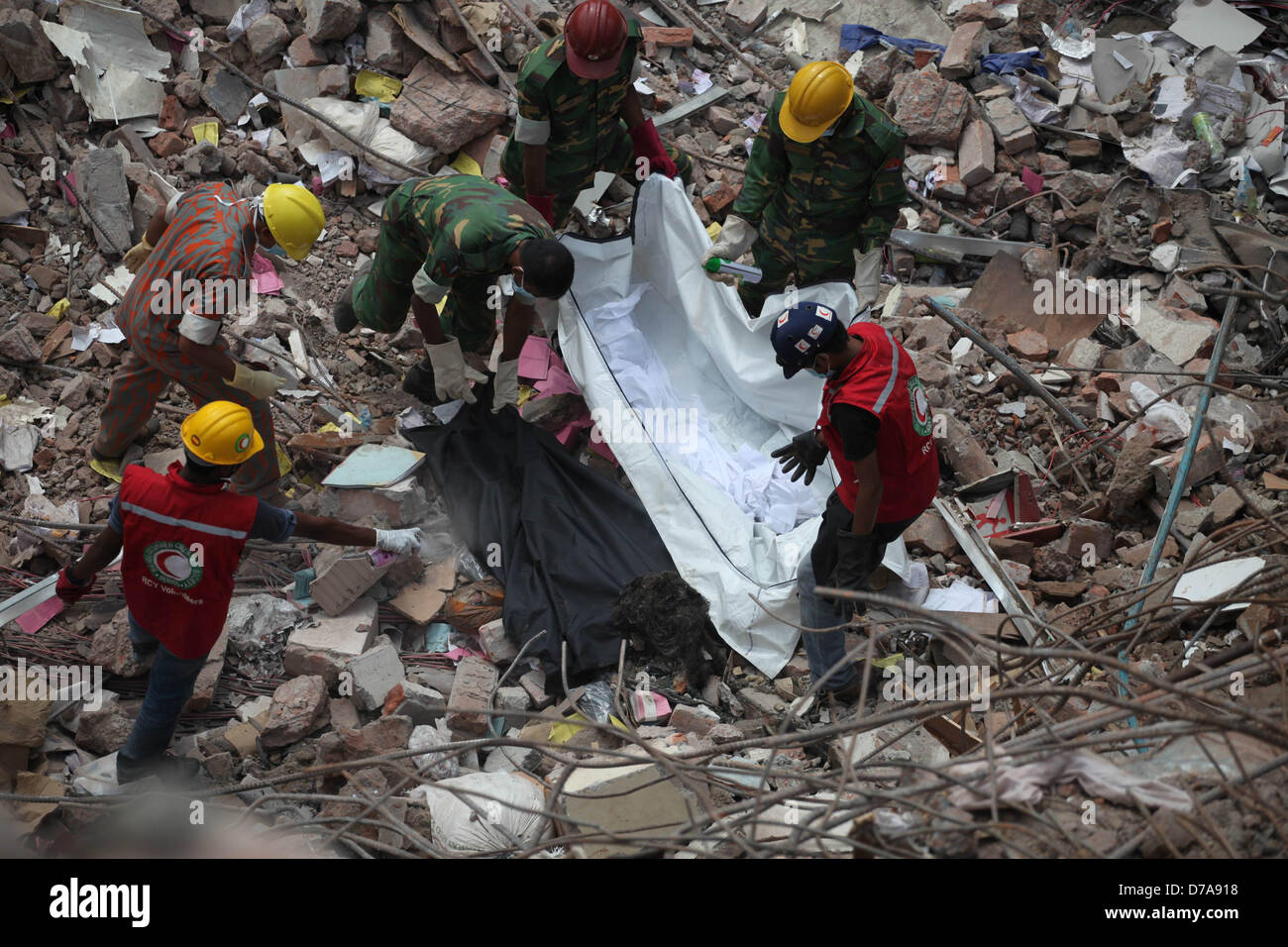 Dacca in Bangladesh. Il 2 maggio 2013. I soccorritori continuano a cercare i corpi tra le macerie di Rana Plaza a Dhaka. Il numero di morti a seguito del crollo di edifici si erge a 429. Credito: zakir hossain chowdhury zakir / Alamy Live News Foto Stock