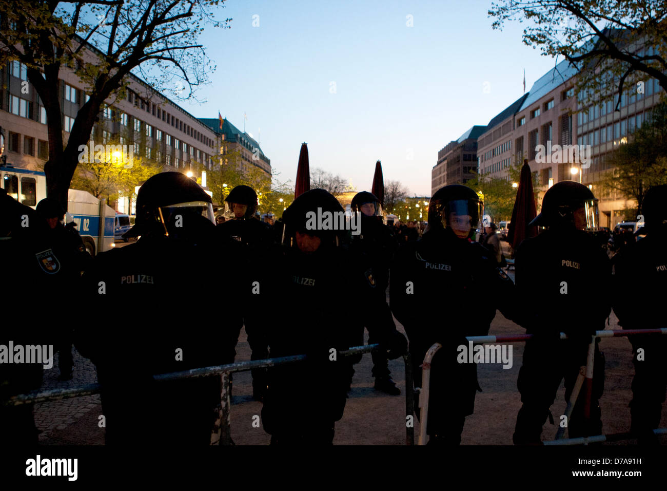 Berlino, Germania. Il 2 maggio 2013. La polizia tedesca occupa la posizione nella parte anteriore della porta di Brandeburgo a Berlino, Germania come manifestanti approccio durante la giornata del lavoro proteste.. Credito: Rey T. Byhre / Alamy Live News Foto Stock